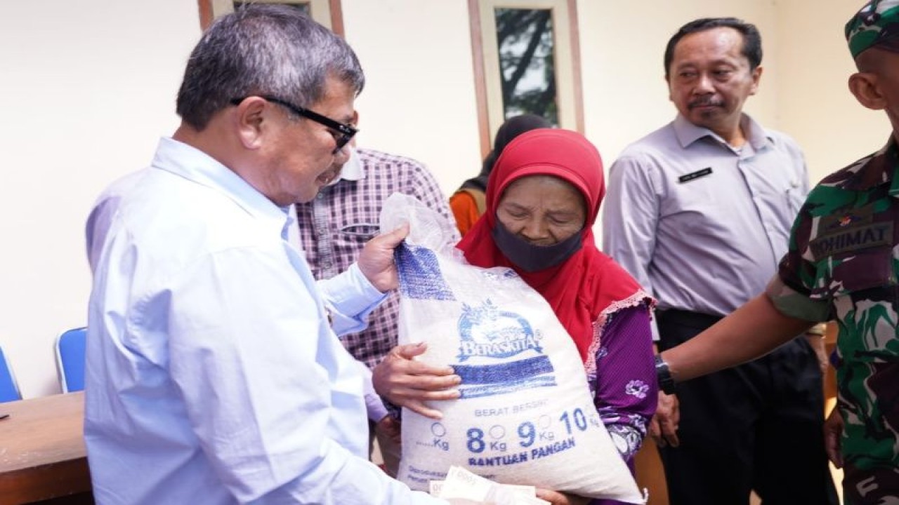 Bupati Garut Rudy Gunawan menyerahkan bantuan beras secara simbolis kepada warga di Desa Sukabakti, Kecamatan Tarogong Kidul, Kabupaten Garut, Jawa Barat, Selasa (11/04/2023). (ANTARA/HO-Diskominfo Garut)
