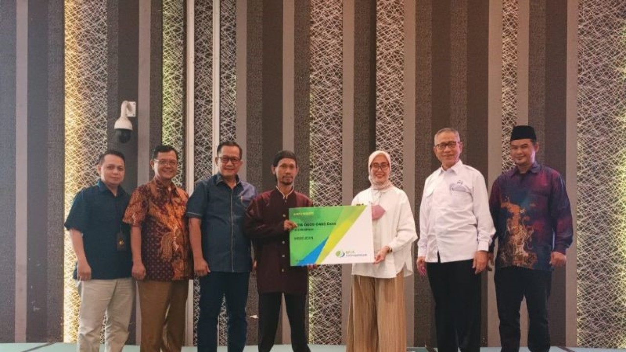 Penyerahan kepesertaan BPJAMSOSTEK secara simbolis kepada perwakilan marbot masjid di Hotel Holiday Inn Cikarang, Kabupaten Bekasi, Jawa Barat. (ANTARA/Pradita Kurniawan Syah).