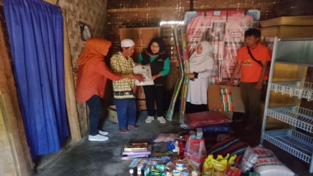 Sejumlah anggota LKS Alamanda saat memberikan bantuan untuk Muhamad Salim. ANTARA/HO-LKS Alamanda