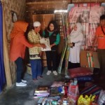 Sejumlah anggota LKS Alamanda saat memberikan bantuan untuk Muhamad Salim. ANTARA/HO-LKS Alamanda-1681109759