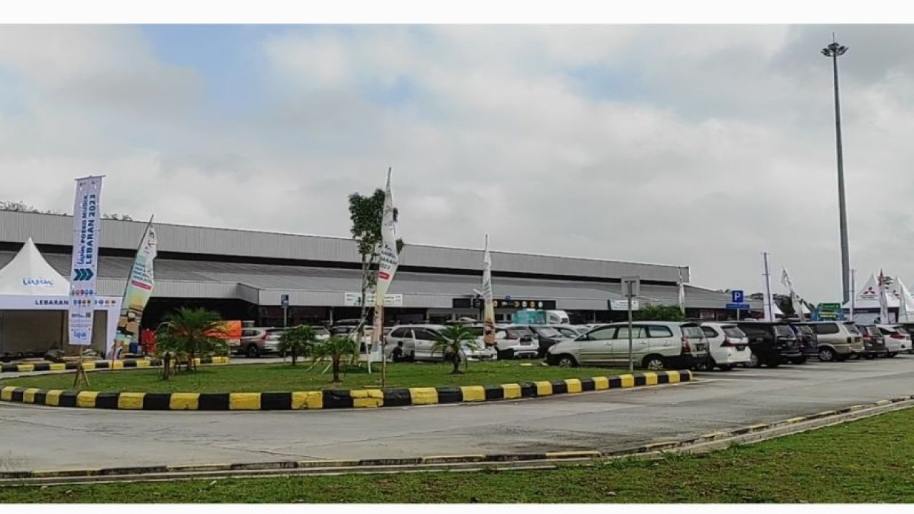 Sejumlah kendaraan pemudik terparkir di rest area KM 234 tol Bakauheni-Palembang pada Selasa (18/4/2023). ANTARA/Indriani