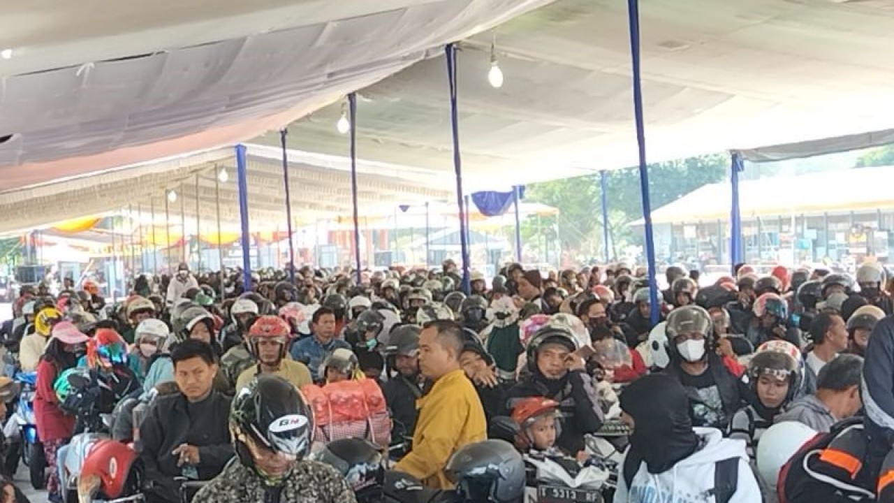 Sejumlah kendaraan roda dua di kantong parkir dermaga reguler pelabuhan Bakauheni Lampung selatan. ANTARA/Riadi Gunawan