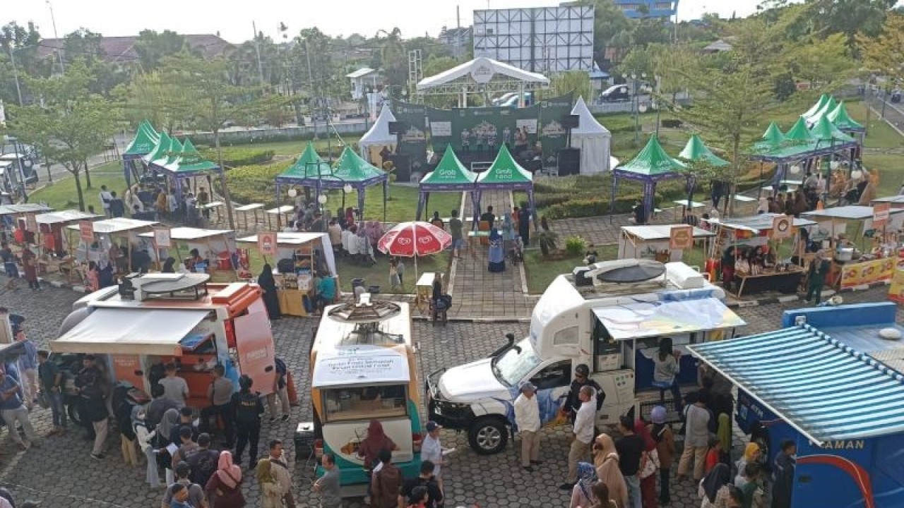 Sejumlah masyarakat membeli kebutuhan dalam Sumarak Ramadhan di Masjid Raya Sumbar. ANTARA/Dok Dinas Pariwisata Sumbar