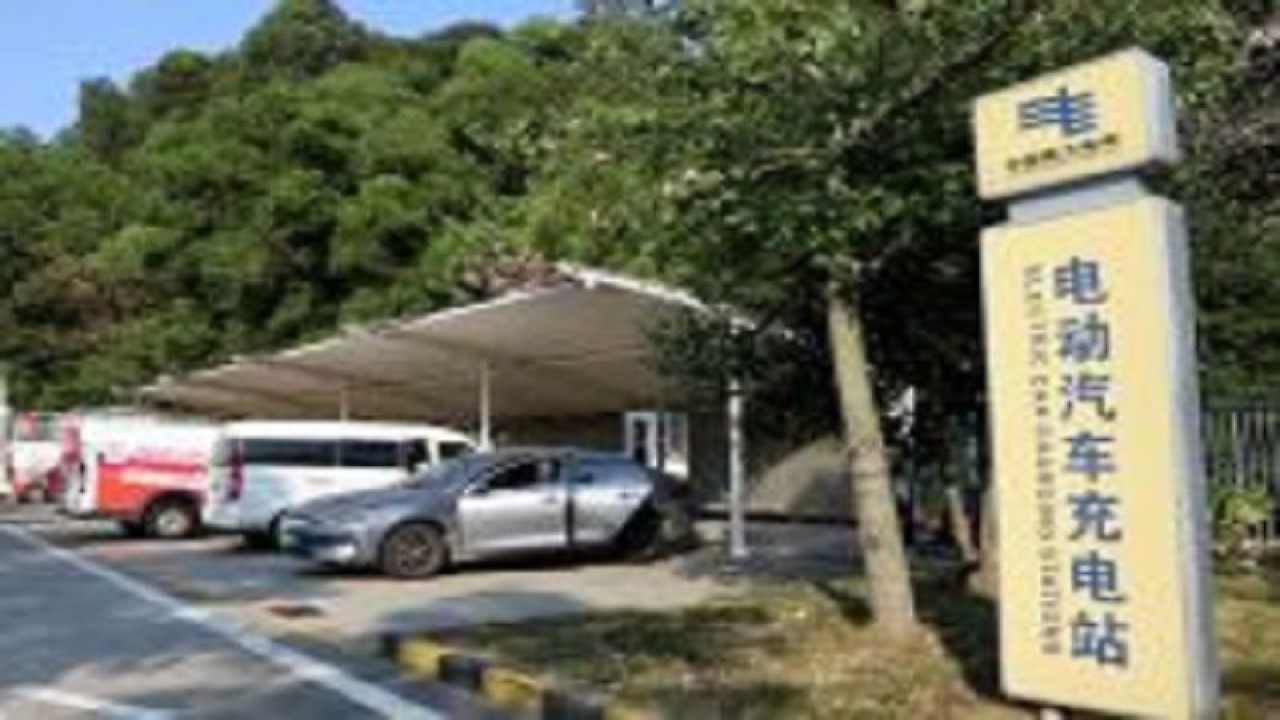 Sejumlah mobil listrik tengah mengisi daya kendaraan pada salah satu fasilitas pengisian daya di Provinsi Guangdong, China. (Xinhua)