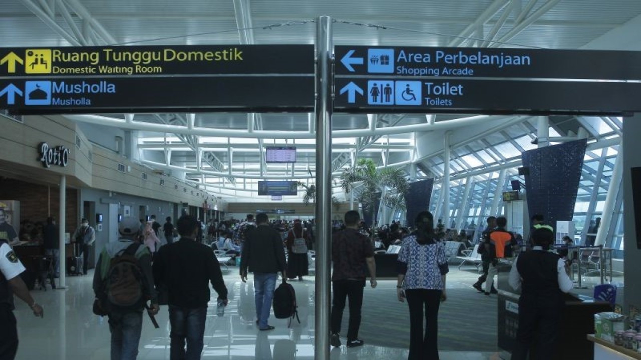 Sejumlah pemilir berjalan di ruang tunggu Terminal Bandara El Tari Kupang NTT. ANTARAKornelis Kaha.