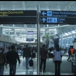 Sejumlah pemilir berjalan di ruang tunggu Terminal Bandara El Tari Kupang NTT. ANTARAKornelis Kaha.-1682493986