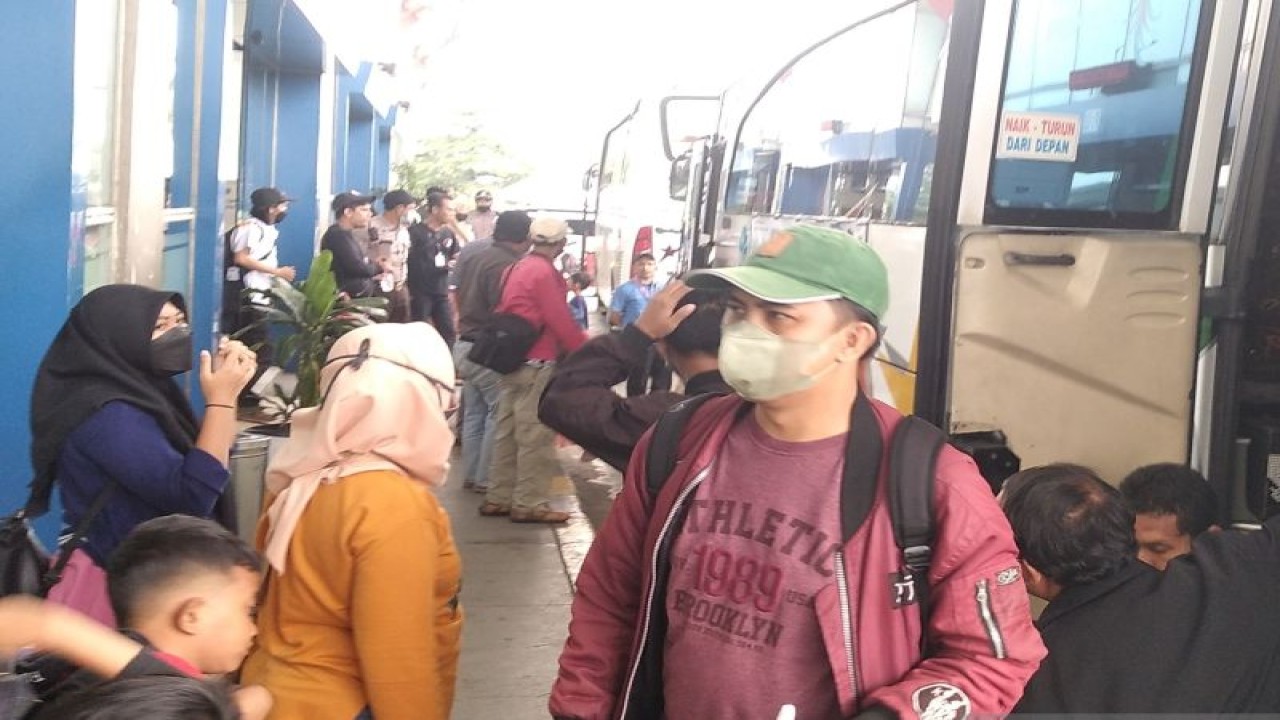 Sejumlah pemilir tiba di Terminal Terpadu Pulo Gebang, Jakarta Timur, Jumat (28/4/2023). (ANTARA/ Zubi Mahrofi)