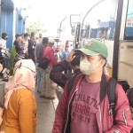 Sejumlah pemilir tiba di Terminal Terpadu Pulo Gebang, Jakarta Timur, Jumat (28/4/2023). (ANTARA/ Zubi Mahrofi)-1682676226