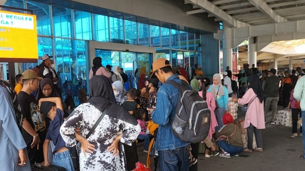 Sejumlah pemudik pejalan kaki terus memadati pelabuhan Bakauheni. ANTARA/Riadi Gunawan