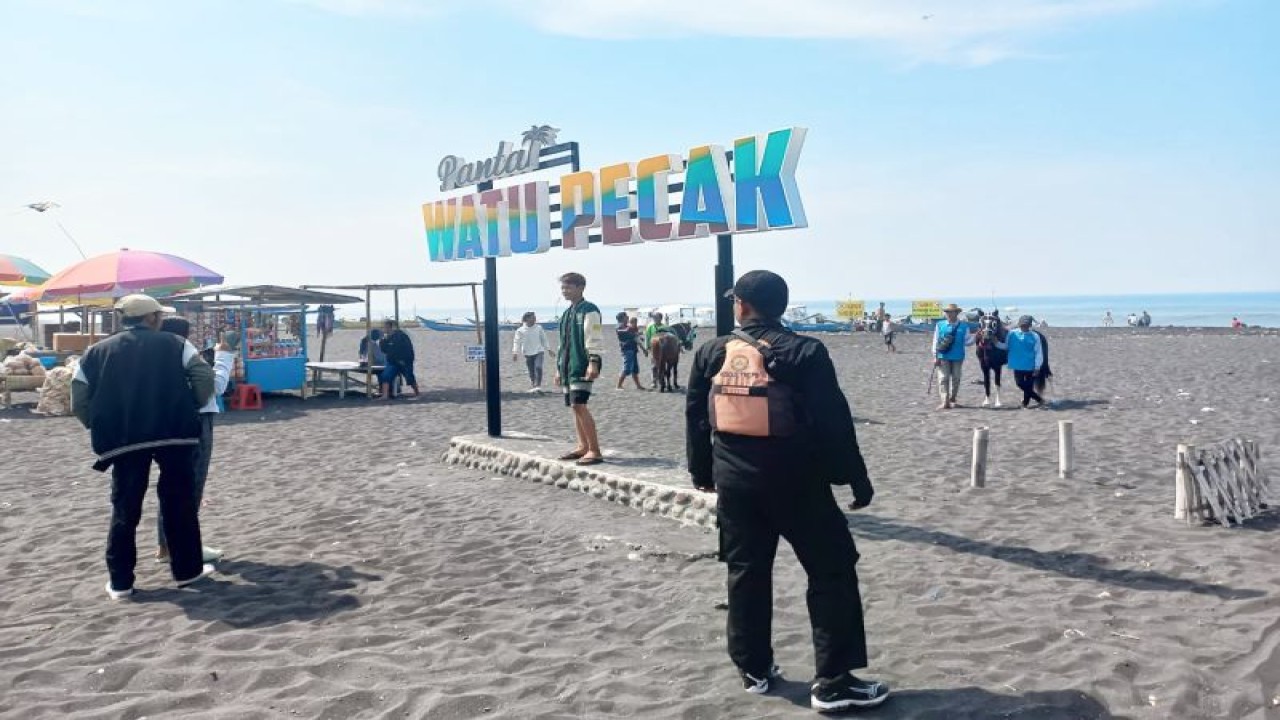Sejumlah pengunjung yang menikmati libur Lebaran di Pantai Watu Pecak pada Selasa (25/4/2023). (ANTARA/HO-Diskominfo Lumajang)
