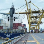 Sejumlah petikemas berada di atas kapal barang di Pelabuhan Petikemas Surabaya. (ANTARA/HO-Petikemas)-1681806681
