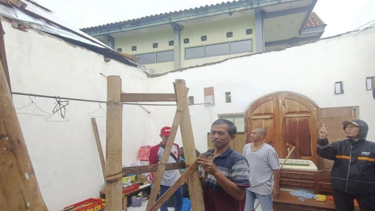 Kondisi rumah salah satu warga yang rusak akibat bencana angin kencang disertai hujan intensitas tinggi di Kelurahan Sisir, Kota Batu, Jawa Timur, Jumat (28/4/2023). (ANTARA/HO-BPBD Kota Batu)
