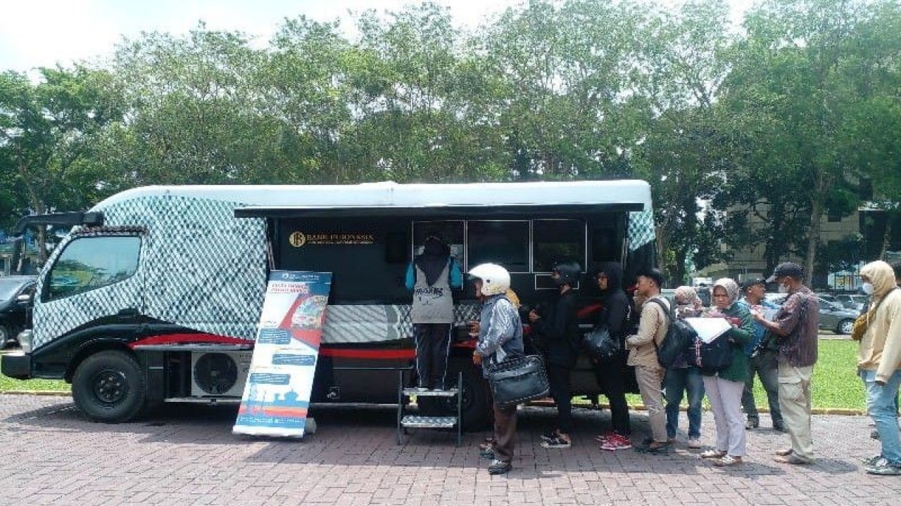 Sejumlah warga melakukan penukaran uang di Lapangam Benteng, Medan, Sumut, Selasa (18/4/2023). ANTARA/M Sahbainy Nasution