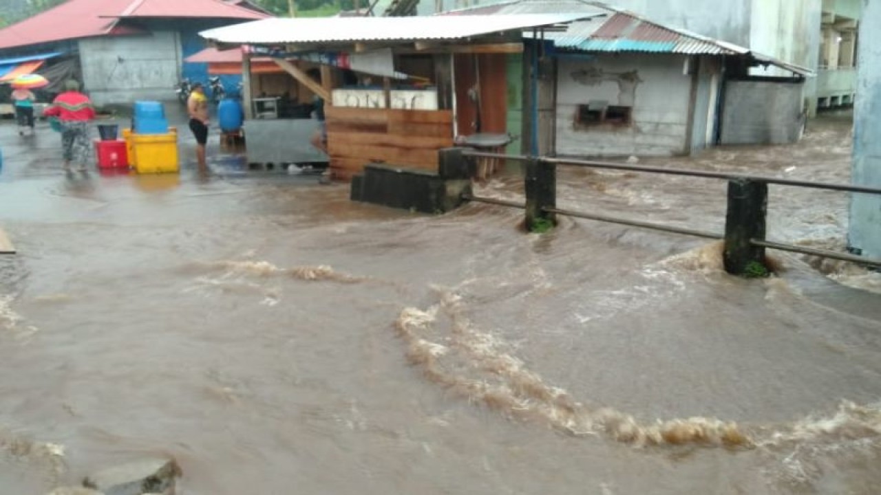 Banjir menggenangi permukiman di Desa Tongute, Kabupaten Halmahera Barat, akibat curah hujan dengan intensitas tinggi, Minggu (2/4/2023). ANTARA/Abdul Fatah (Abdul Fatah)