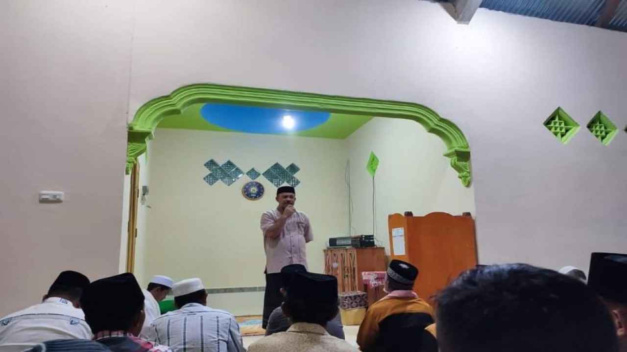 Sekretaris Daerah Kabupaten Sigi Nuim Hayat menyampaikan sambutan saat melakukan Safari Ramadhan di Desa Makmur, Kecamatan Palolo. (ANTARA/HO-Prokopim Setda Pemkab Sigi)