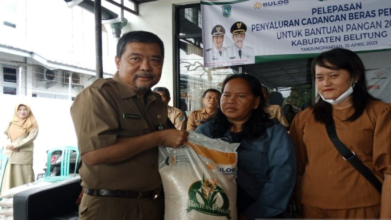 Sekretaris Daerah Kabupaten Belitung, Provinsi Kepulauan Bangka Belitung, MZ Hendra Caya menyalurkan bantuan beras cadangan pemerintah. (ANTARA/Kasmono)