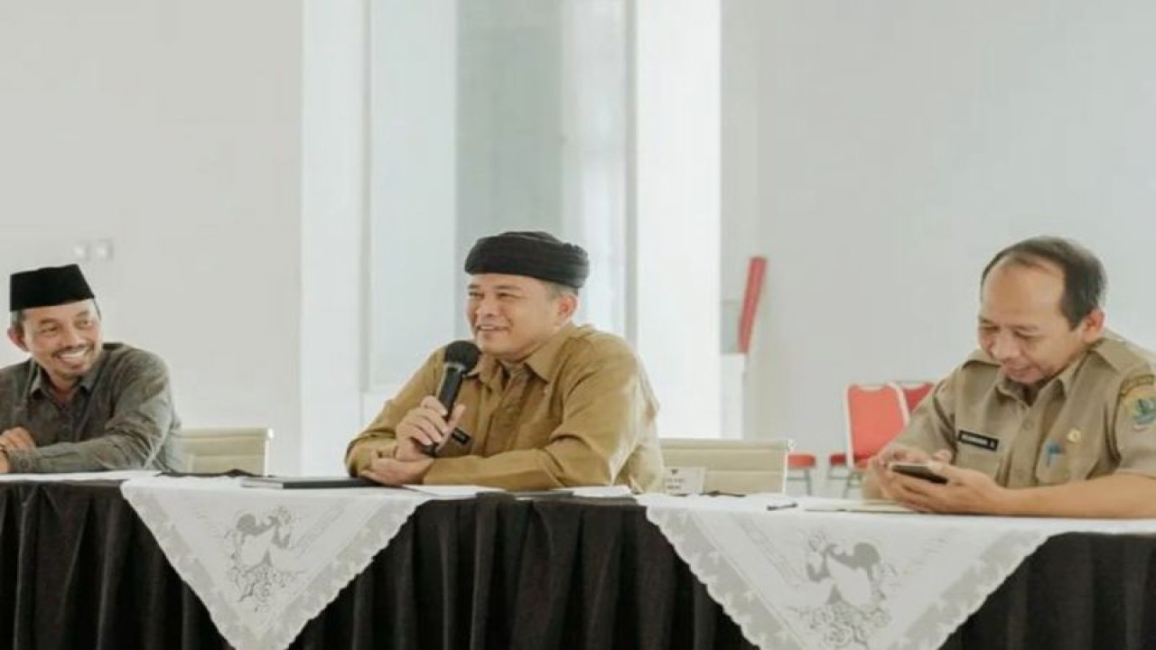 Sekda Karawang Acep Jamhuri (tengah) (ANTARA/HO-Pemkab Karawang)