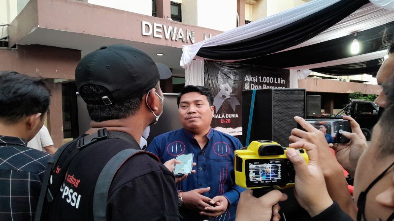 Sekjen Presidium Nasional Suporter Sepak Bola Indonesia Richard Achmad saat sedang diwawancara pewarta di Gedung Juang 45, Jakarta, Selasa (4/4/2023). ANTARA/Fajar Satriyo