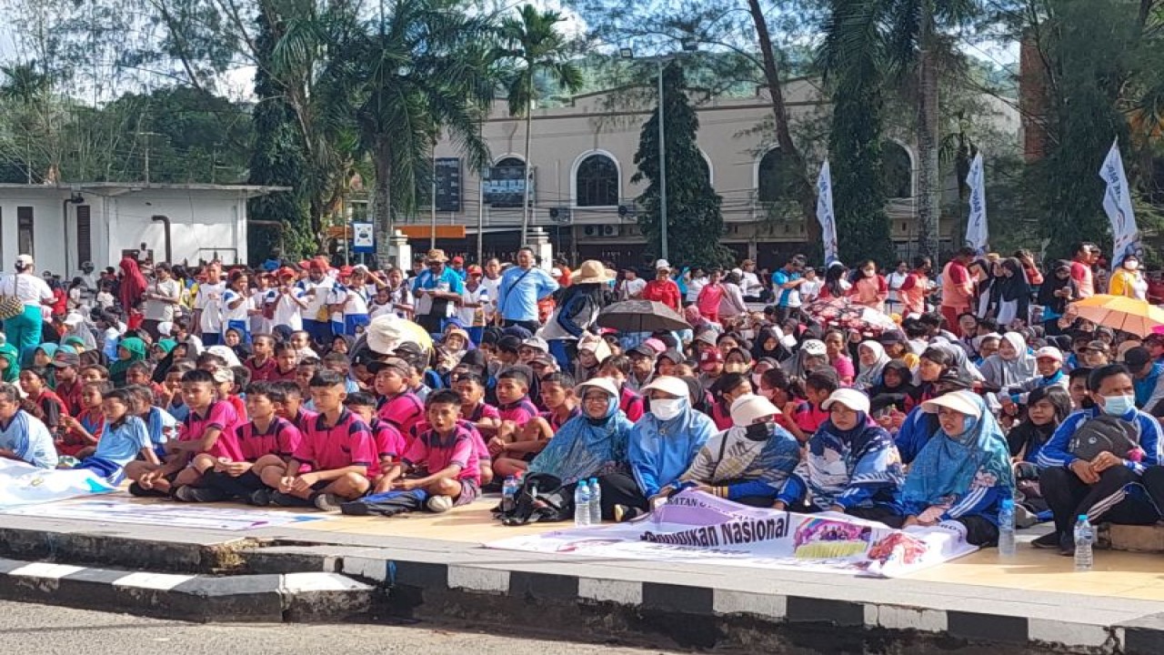 Para siswa SD, SMP, dan SMA memadati halaman Kantor Wali Kota Sorong usai jalan sehat memperingati Hardiknas 2023, Jumat (28/4/2023). (ANTARA/Yuvensius Lasa Banafanu)