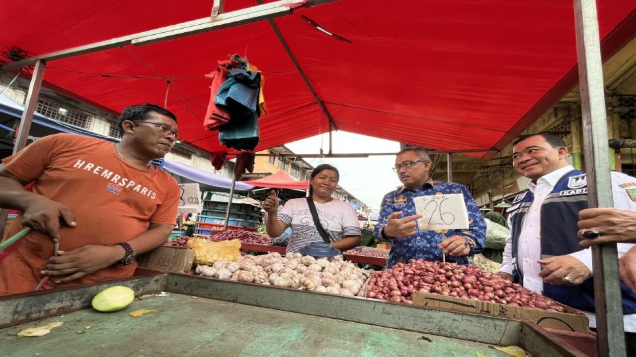 Sekretaris Daerah Kota Batam Jefridin Hamid saat meninjau harga komoditi bahan pokok di pasar induk Toss 3000 (ANTARA/Jessica)