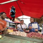 Sekretaris Daerah Kota Batam Jefridin Hamid saat meninjau harga komoditi bahan pokok di pasar induk Toss 3000 (ANTARA/Jessica)-1681722956