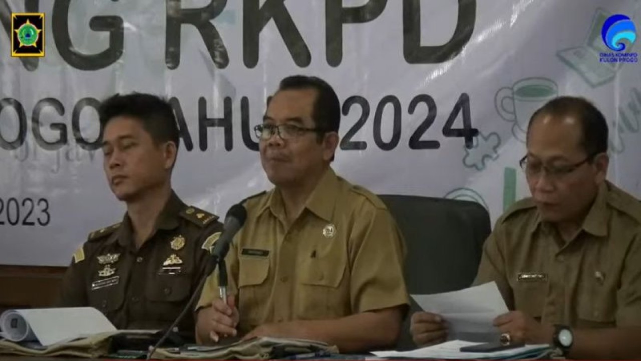 Sekretaris Daerah (Sekda) Kulon Progo Triyono (tengah). (ANTARA/HO-Dokumen istimewa)