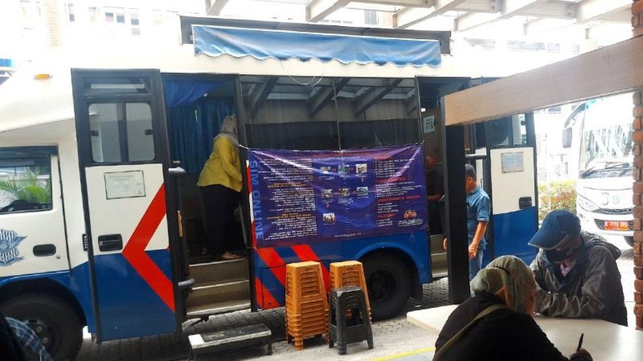 Sejumlah pengunjung memanfaatkan Gerai SIM Keliling di halaman parkir Mal Citraland Jakarta Barat untuk memperpanjang Surat Izin Mengemudi (SIM), Rabu (30/11/2022). ANTARA/Abdu Faisal/am.