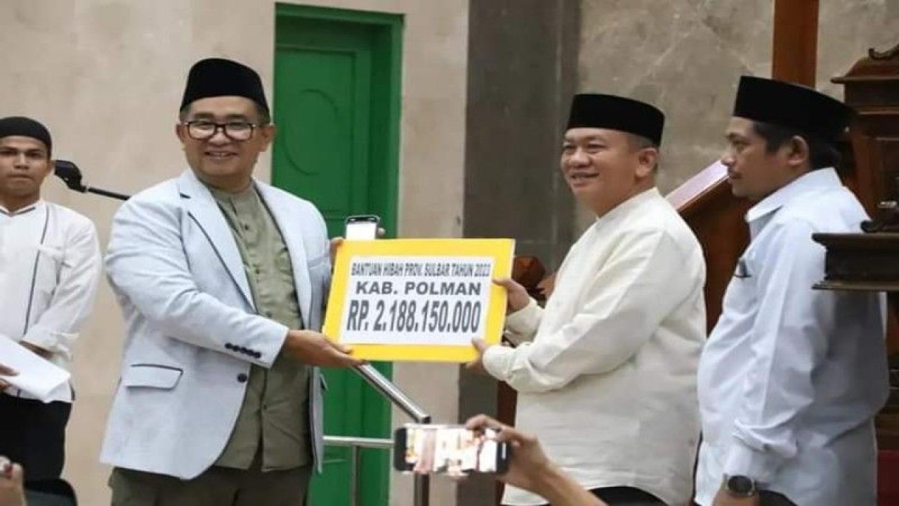Penjabat Gubernur Sulbar Akmal Malik memberikan bantuan hibah untuk penanganan stunting di Kabupaten Polman, sebesar Rp2,1 miliar di Mamuju, Rabu (05/4/2023) ANTARA Foto/M Faisal Hanapi