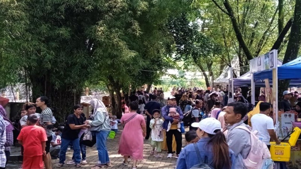 Taman Margasatwa Semarang atau Semarang Zoo dipadati pengunjung selama libur Lebaran, Selasa (25/4/2023). (ANTARA/HO-Dok Semarang Zoo)