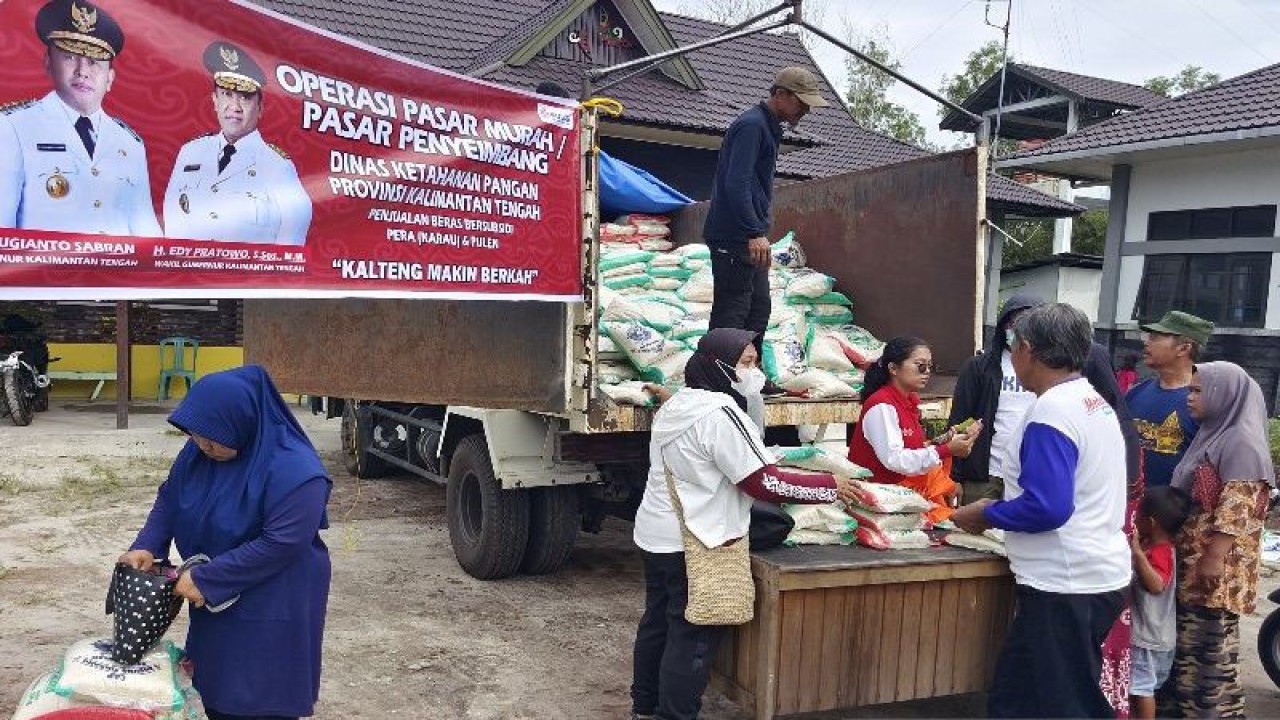 Arsip foto - Salah satu penyelenggaraan pasar penyeimbang oleh Pemerintah Provinsi Kalimantan Tengah di Palangka Raya belum lama ini. ANTARA/Muhammad Arif Hidayat