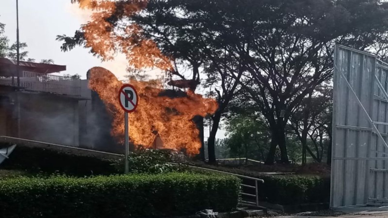 Semburan api di rest area KM 86 Cipali. (ANTARA/HO-Astra Tol Cipali)