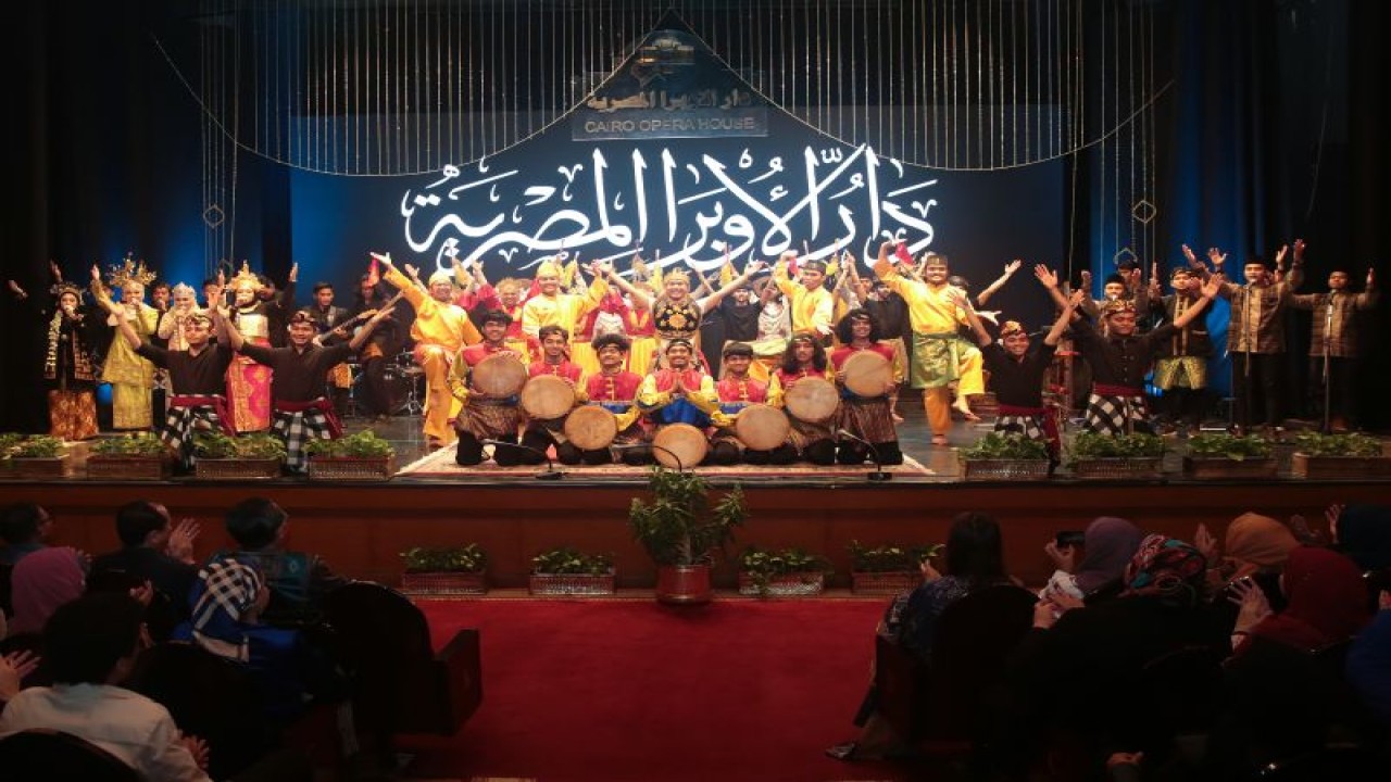 Pementasan seni dan budaya Indonesia dalam acara "Shaharat Ramadhaniyah" di Cairo Opera House, Kairo, Mesir, pada Senin (10/4/2023). (ANTARA/HO-KBRI Kairo)