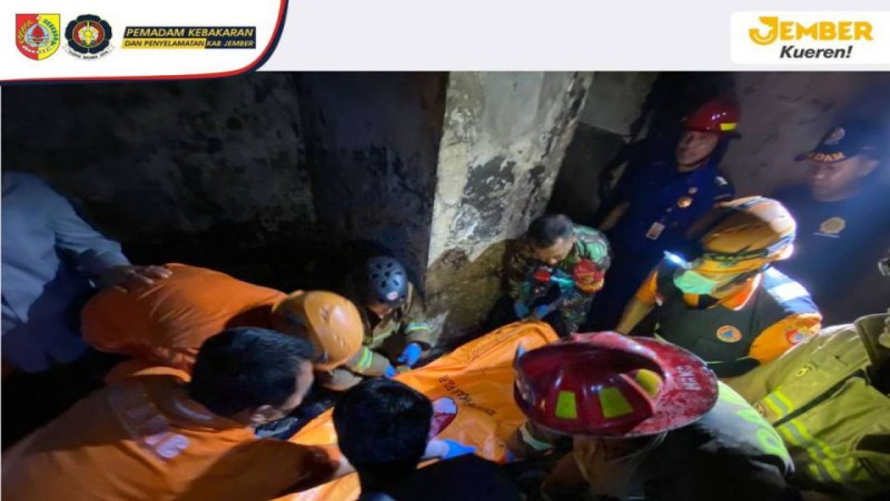 Petugas menemukan pemilik rumah Rukiyah (60) meninggal dunia karena tejebak dalam kebakaran rumahnya pada Minggu (16/4/2023). (ANTARA/HO-Damkar Jember)