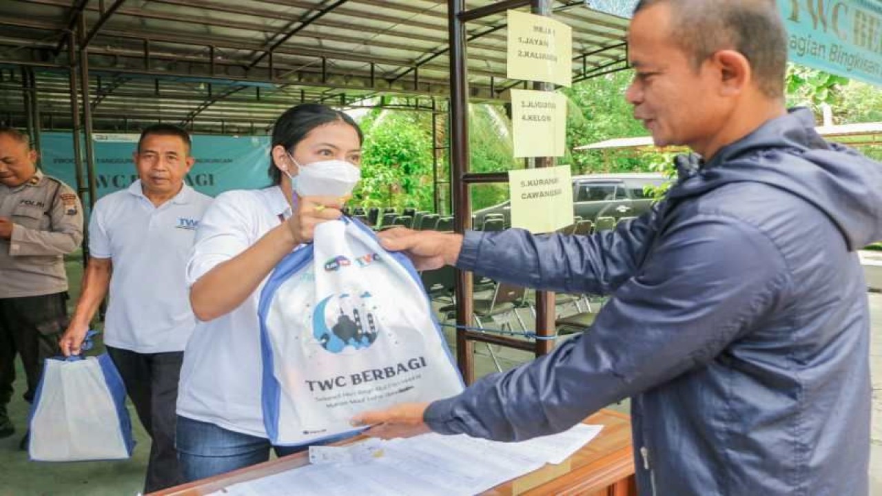Seorang warga Borobudur menerima bantuan sembako dari PT TWC di Borobudur, Rabu. ANTARA/HO - PT TWC