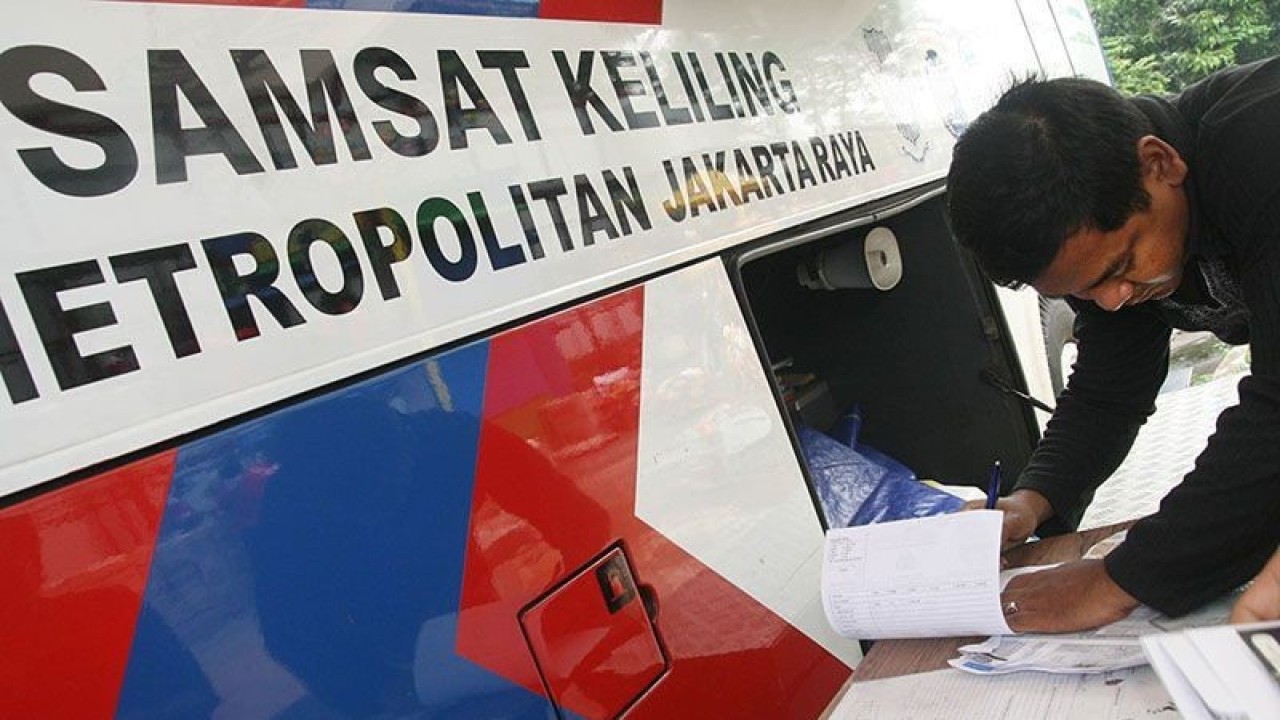 Seorang warga memanfaatkan layanan perpanjangan Samsat Keliling di Jakarta Pusat. FOTO ANTARA/Herka Yanis Pangaribowo/pras/aa.