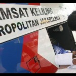 Seorang warga memanfaatkan layanan perpanjangan Samsat Keliling di Jakarta Pusat. FOTO ANTARA/Herka Yanis Pangaribowo/pras/aa.-1681793176