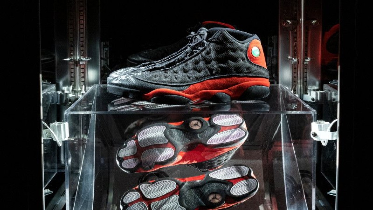 Sepatu Air Jordan 13 milik bintang NBA Michael Jordan yang dia kenakan selama Game 2 Final NBA 1998 menuju gelar kejuaraan NBA keenam dan terakhirnya. (twitter.com/Sothebys)