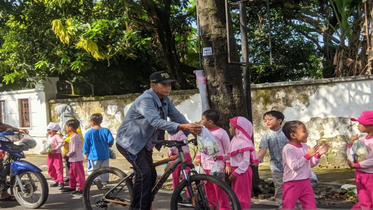 Para pelajar dari kelompok bernain dan taman kanak-kanak Al Manaar Kudus membagikan sayuran terhadap pengguna jalan dengan menyiapkan 150-an bungkus sayuran di Jalan Diponegoro Kudus, Jawa Tengah, Jumat (14/4/2023).  (ANTARA/Akhmad Nazaruddin Lathif)