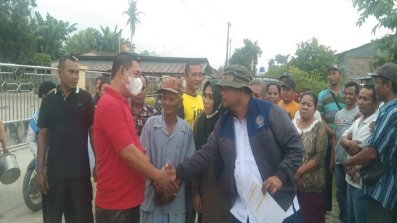 Masyarakat desa Serdang Kecamatan Meranti menggelar aksi damai meminta Bupati Asahan segera memperbaiki dan mengaspal jalan di desa mereka/ist