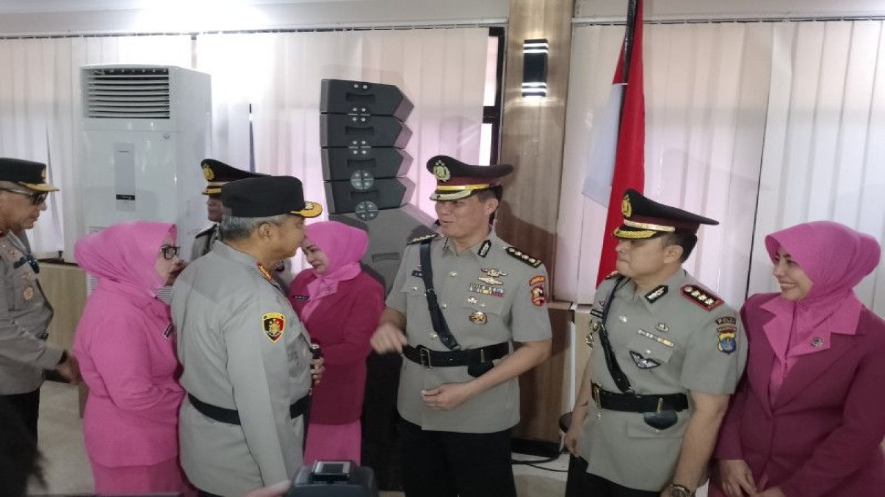 Kapolda Sulut Irjen Pol Setyo Budiyanto saat bersalaman dengan mantan Kabid Humas Polda Sulut Kombes Pol Jules Abraham Avast, usai Sertijab tiga pejabat utama dan tujuh Kapolres di jajaran kepolisian daerah tersebut. ANTARA/Jorie Darondo (1)