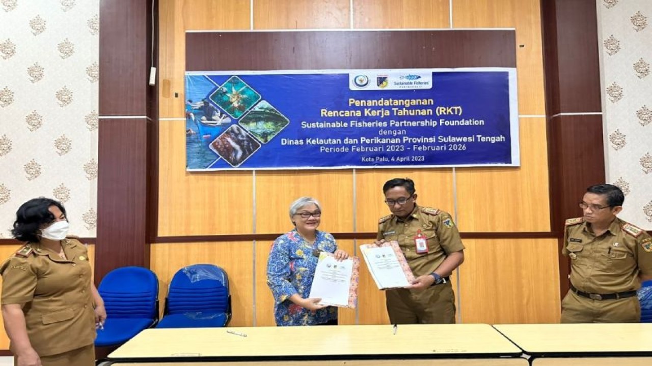 Penandatanganan Rencana Kerja Tahunan (RKT) antara Kepala DKP Sulawesi Tengah, Moh Arif Latjuba, MSi (tiga dari kiri) dengan Country Representative SFP di Indonesia, Purbasari Surjadi (dua dari kiri) di Palu, Sulteng, pada Selasa (4/4/2023). (FOTO ANTARA/HO-SFP)