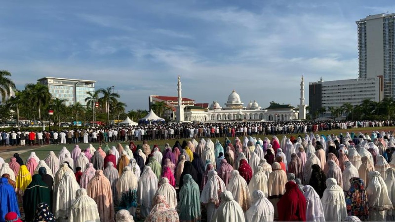 Ilustrasi- Pelaksanaan Shalat Idul Adha 144 3 Hijriah / 2022 Masehi di Dataran Engku Putri Kota Batam, Kepri (ANTARA/Jessica)