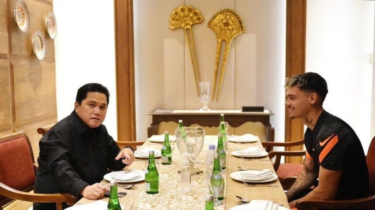 Arsip - Ketua Umum PSSI Erick Thohir berdiskusi dengan pemain naturalisasi Shayne Pattynama di Jakarta, Jumat (14/4/2023). (ANTARA/HO/PSSI)