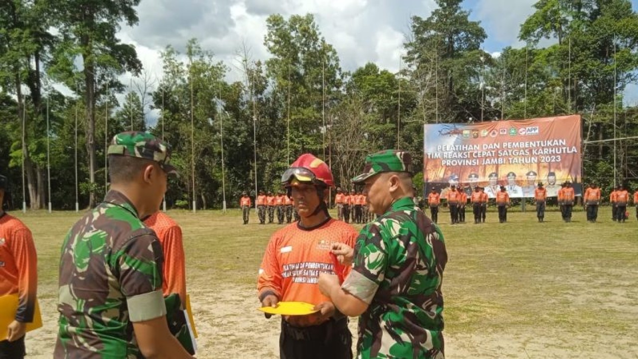 Siaga Kebakaran hutan dan lahan (Karhutla) di Jambi, Kamis (27/4/23).(ANTARA/Nanang Mairiadi)