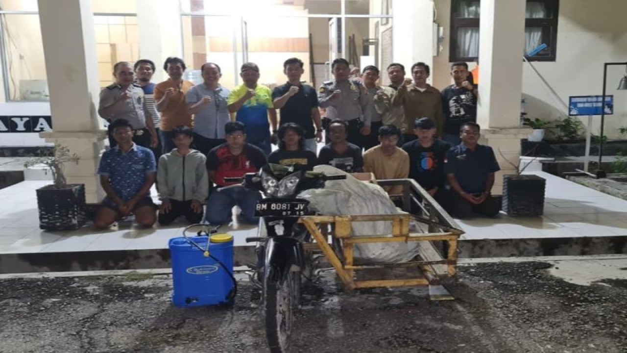 Satreskrim Polres Siak mengamankan komplotan pelaku pencurian besi "stainless" Bangku Fasilitas Wisata Taman Turap "Water Front City" Kota Siak atau yang dikenal dengan Turap Singapura. (ANTARA/HO-Polres Siak)