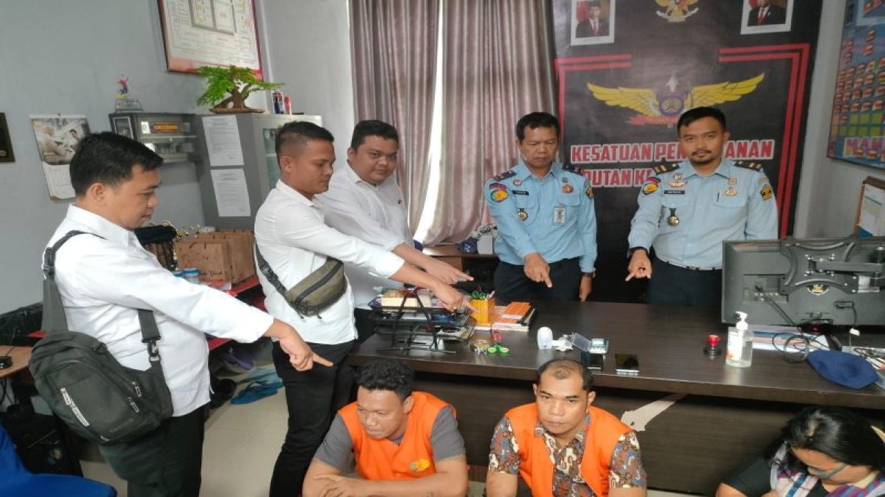 Petugas Rutan Kelas IIB Siak Sri Indrapura menggagalkan penyelundupan barang terlarang diduga shabu, dilakukan oleh pengunjung yang disimpan di dalam alat kontrasepsi (kondom), Senin.(ANTARA/HO-Rutan Siak)