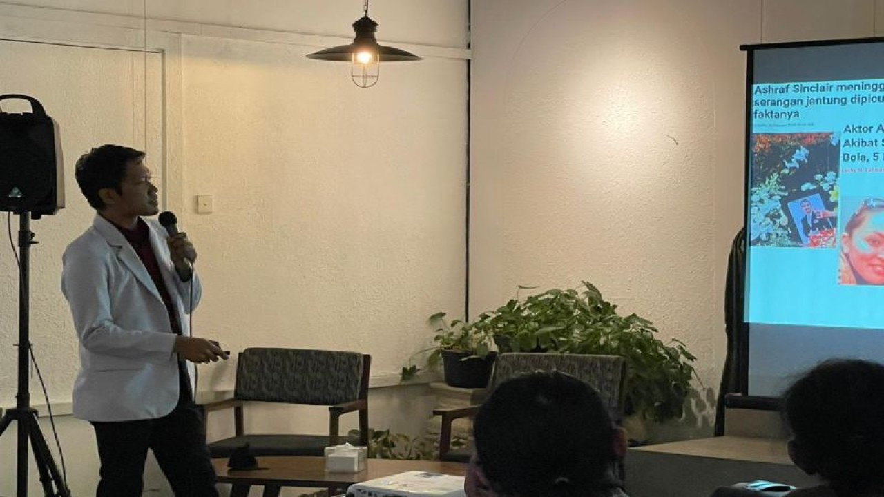 Salah seorang dokter Siloam Hospitals Surabaya dr. Ragil Nur Rosyadi, SpJP (K), FIHA saat menjelaskan seputar kesehatan jantung di salah satu kafe di Kota Pahlawan, Jatim, Jumat (14/4/2023). ANTARA/HO-Diskominfo Surabaya