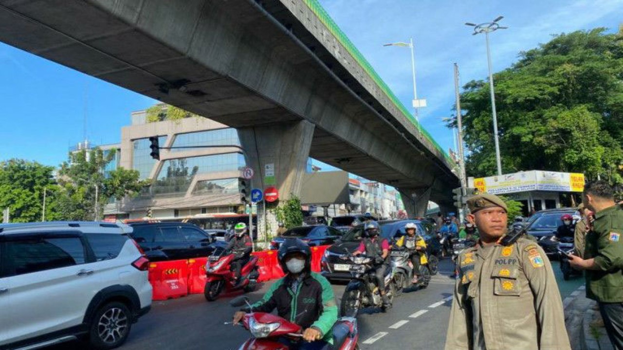 Kawasan Simpang Santa yang dipadati pengendara mobil hingga motor, Jakarta Selatan, Jumat (14/4/2023). ANTARA/Luthfia Miranda Putri