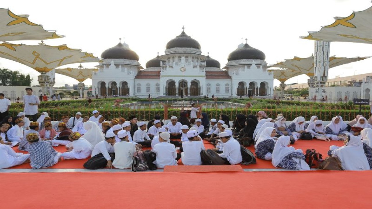Siswa sekolah sedang menunggu waktu berbuka di pelantaran depan Masjid Raya Baiturrahman Banda Aceh (ANTARA/HO)