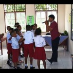 Siswa SD di Biak sedang mengikuti pelatihan berhitung metode Gasing. ANTARA/Muhsidin-1681118238